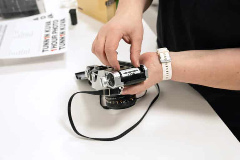 Filmin kehitys Tunnin Kuvalla.