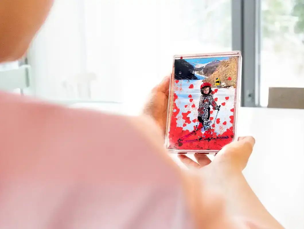 Kehys kelluvilla sydämillä Tunnin Kuvasta