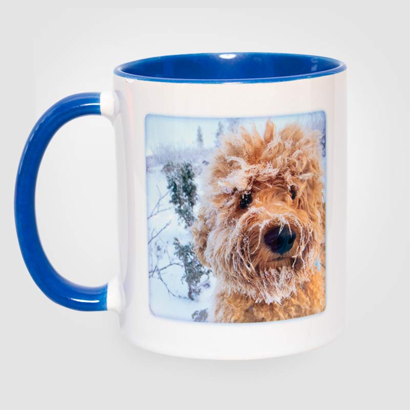 Muki tummansinisellä kahvalla.