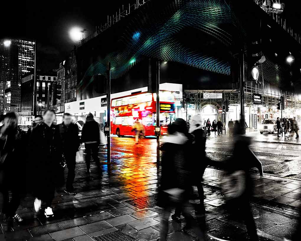 Näkymä kadulta öisestä Lontoosta.