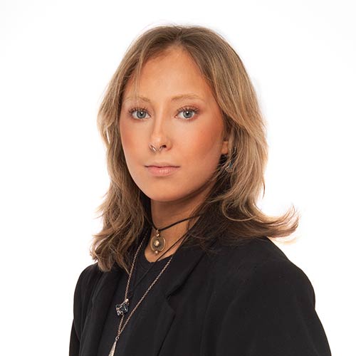 yritysksen henkilökuva valkotaustalla